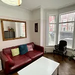 Colourful 3Bd Home With Garden In Southville